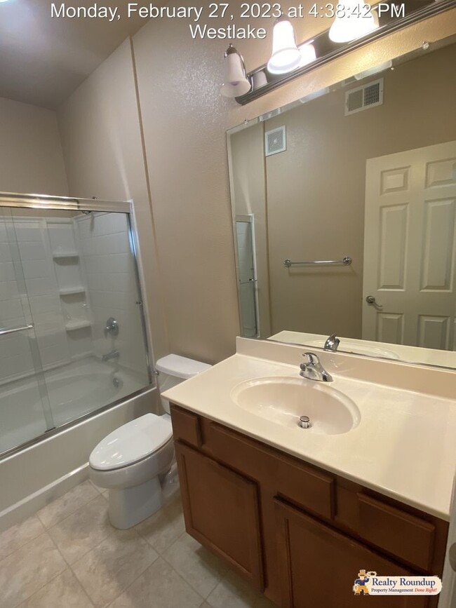 Building Photo - Pristine Condo with New Carpet and Dual Master Suites