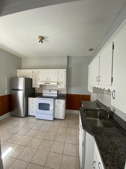 Kitchen - 426 E Maumee St
