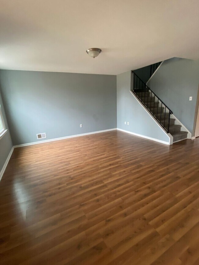 Building Photo - Nice 2 bedroom townhome with a view!