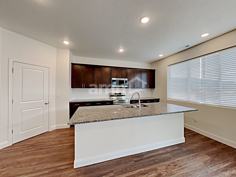 Building Photo - 2440 E Surry Way