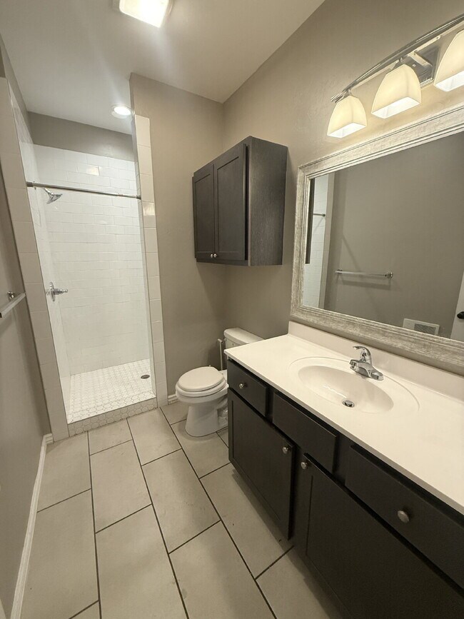 Building Photo - 1 Bed, 1 Bath Townhome Near Asian District
