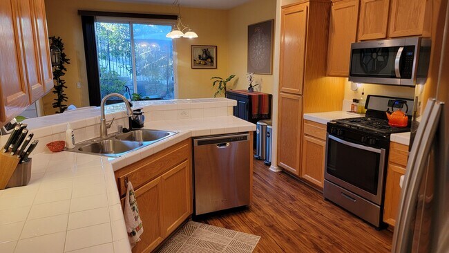 Building Photo - 8990 Courtyard View Dr