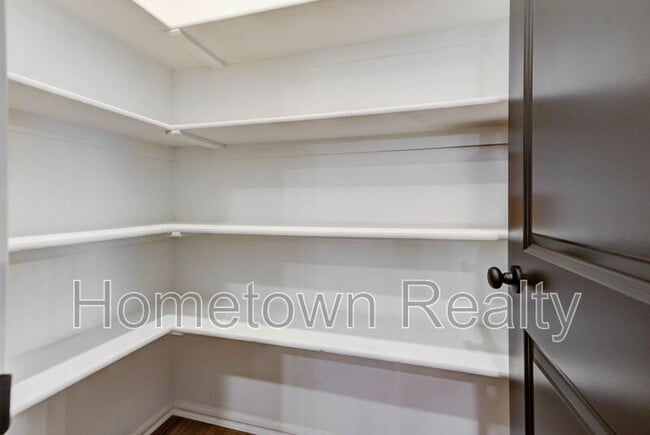 Building Photo - 414 N Cyn Ter