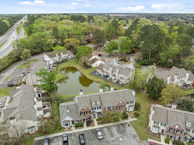 Building Photo - Modern Comfort & Convenience in Regents Green Townhome
