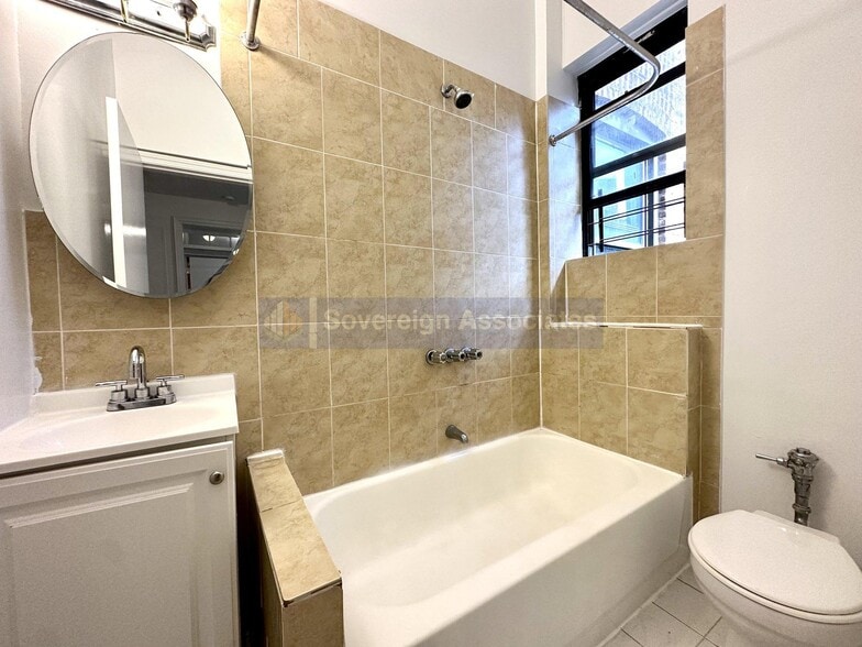 Building Photo - 45 Tiemann Pl
