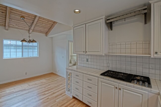 Building Photo - SPACIOUS & AIRY, 3BR2.5BA HERMOSA HILLS HO...