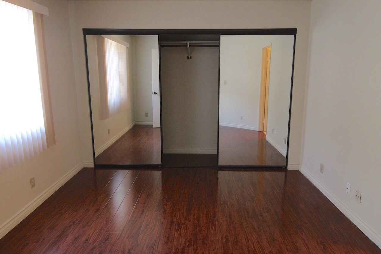 Building Photo - 4267 Beverly Glen Blvd