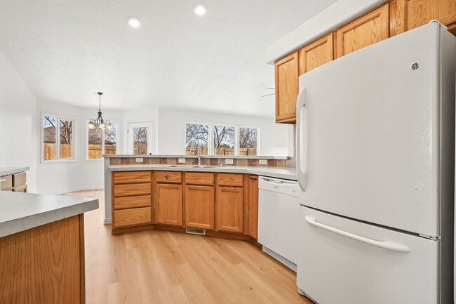 Building Photo - 3bd/2ba Home on Large Private Lot in Estab...
