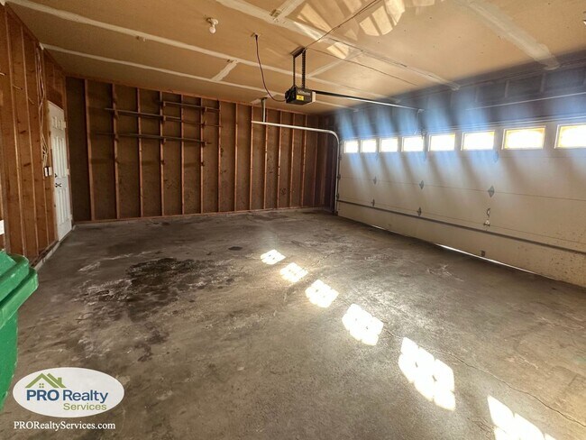 Building Photo - 3 Bedroom Home in Maple Grove