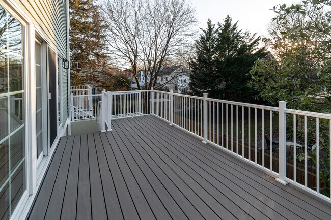 Building Photo - 17 Wilson St