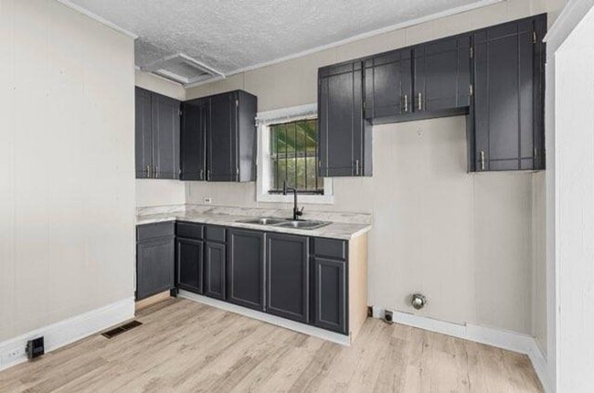 Building Photo - Cozy and Newly Renovated 3 Bedroom 1 Bath ...