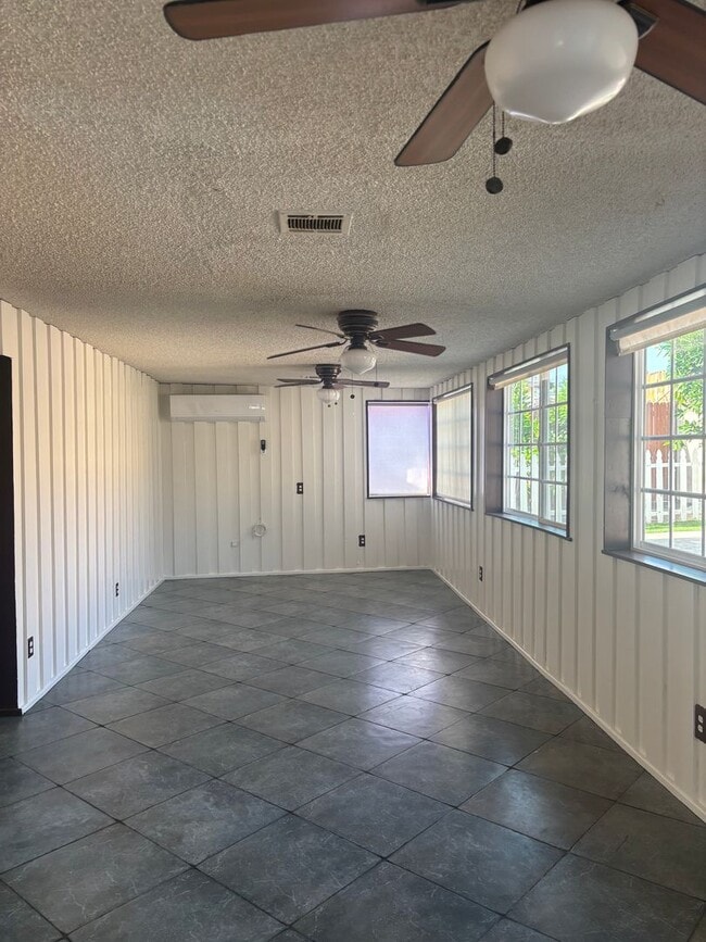 Building Photo - Summer Home!