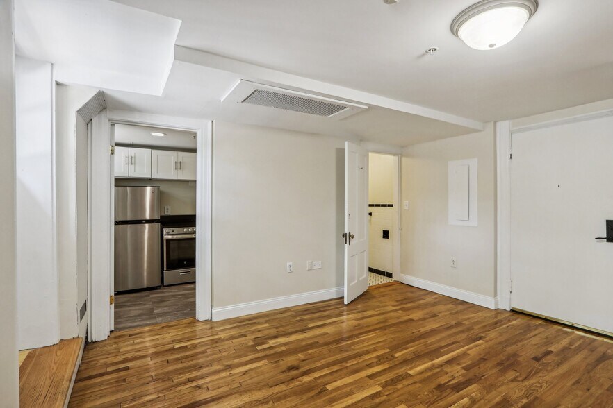 Building Photo - 1470 Beacon St