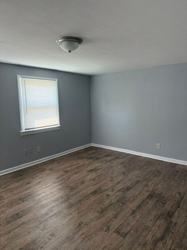 Building Photo - Spacious Two Bedroom Townhouse