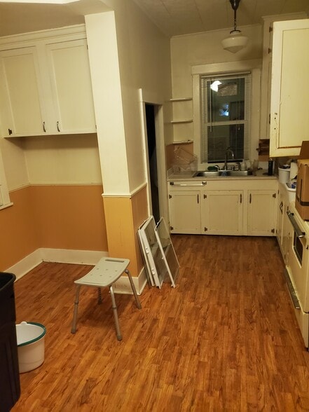 kitchen with nook, doorway is laundry - 606 7th St N
