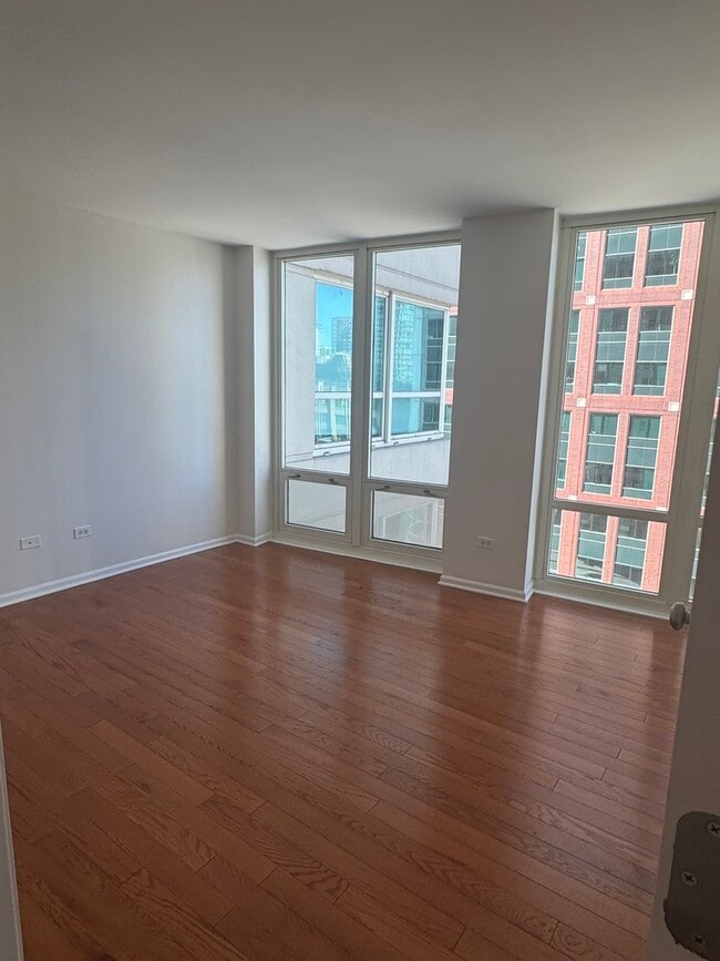 Building Photo - 345 N La Salle Dr