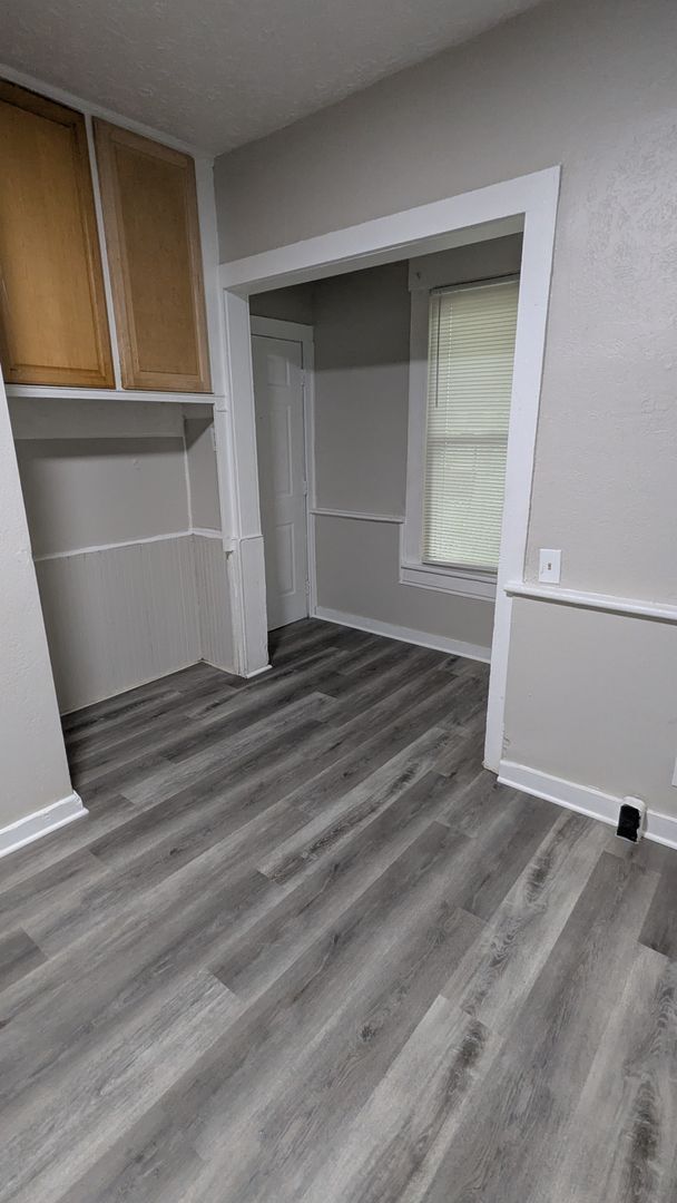Building Photo - Discover this newly renovated 3-bedroom, 1-bath home in Akron