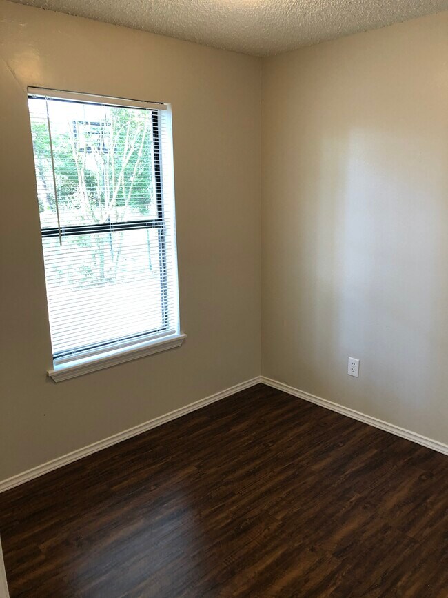 Breakfast nook - 13403 Rhudy Dr