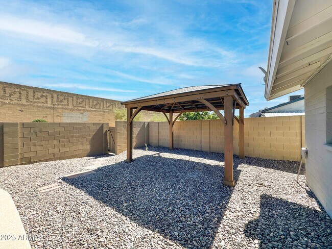 Building Photo - 1206 E Greenway Dr