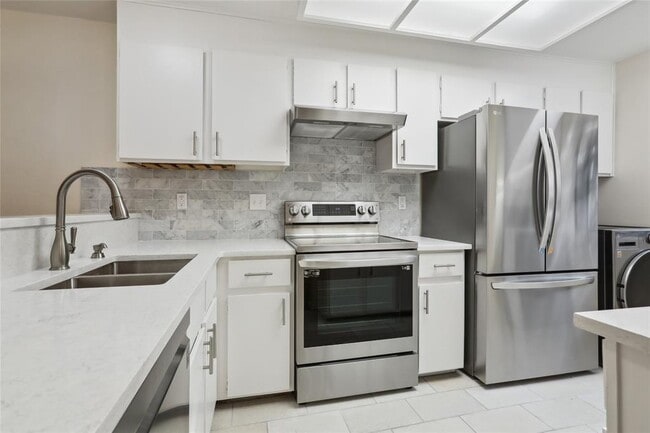Building Photo - 7122 Wood Hollow Dr
