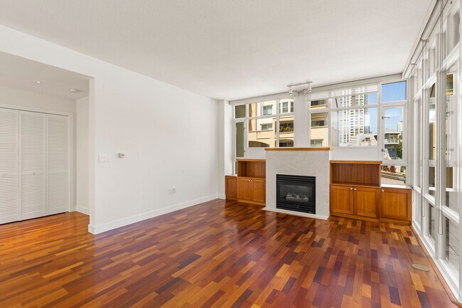 Building Photo - Stunning Marina District 2 Bedroom + a Lof...