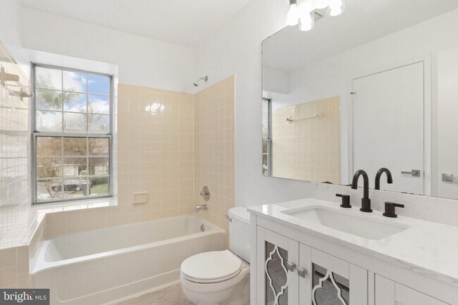 Building Photo - 2403 S Walter Reed Dr