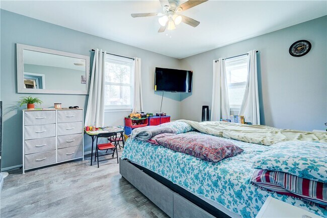 Building Photo - 889 Long Pond Rd