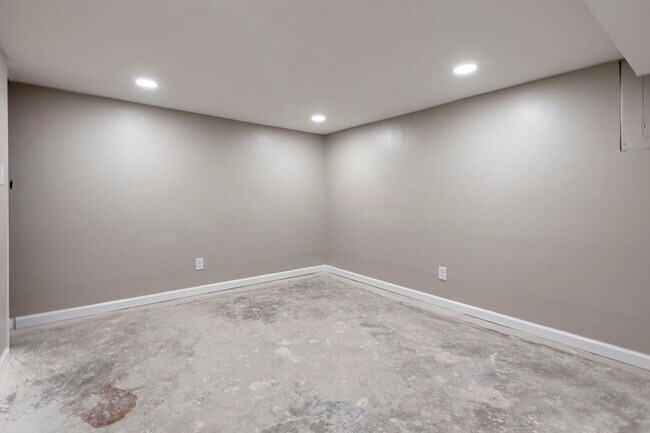 Building Photo - 2220 Auburn Dr