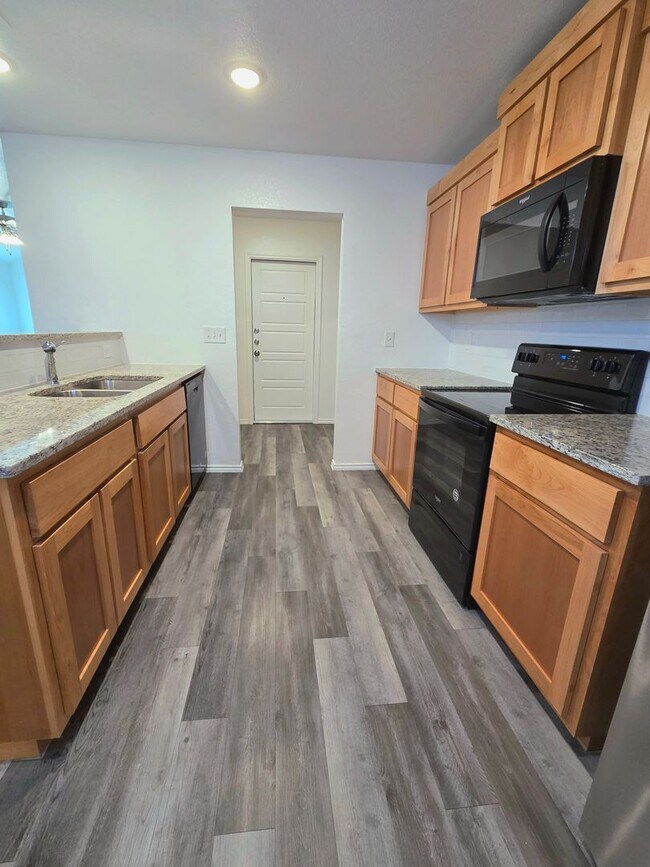 Building Photo - AVAILABLE NOW! (SECTION 8 ACCEPTED)