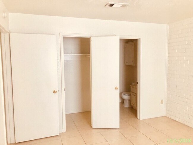 Building Photo - 2 BEDROOM 2 BATH PATIO HOME WITH 1010 SF