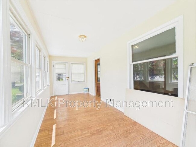 Building Photo - 689 Kenmore Blvd