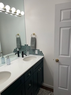 Master bathroom - 1005 Woodland Dr