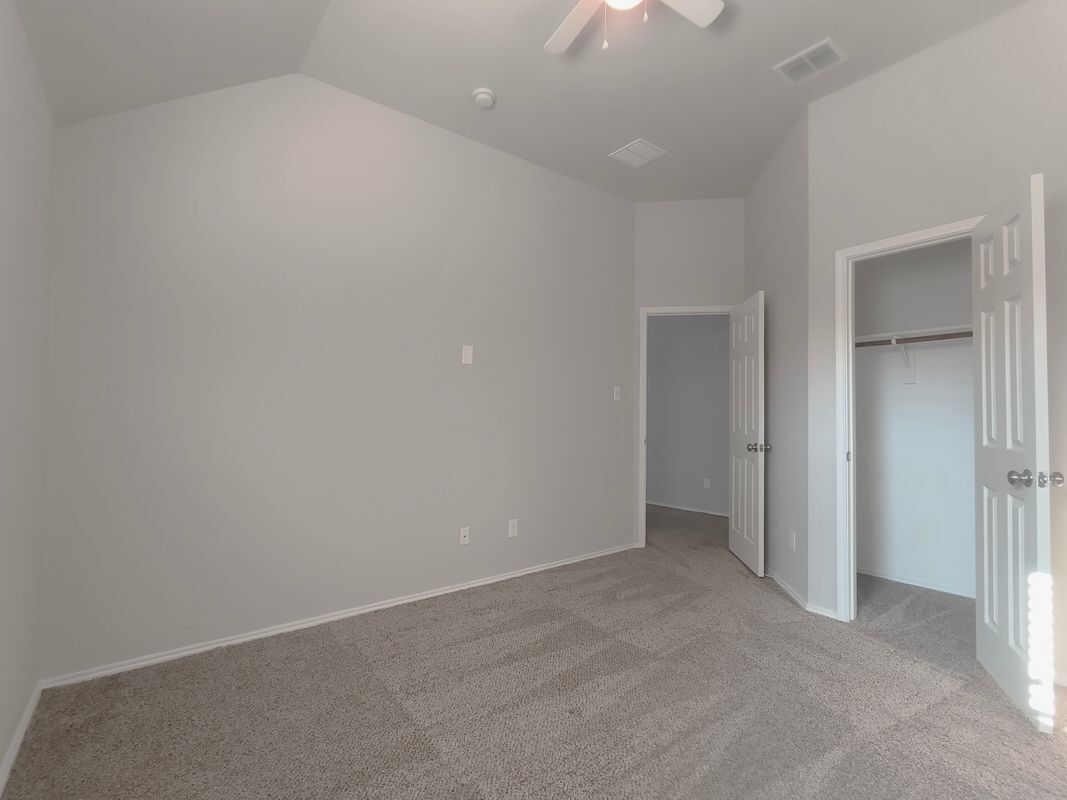 Building Photo - 824 Lake Grove Dr