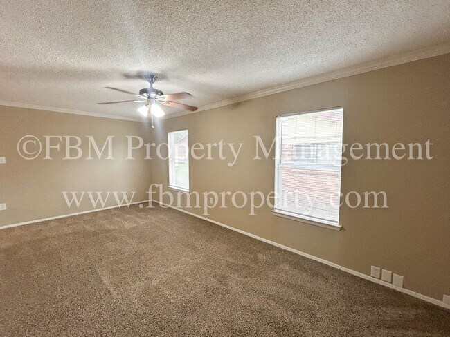 Building Photo - 713 Phillips Dr