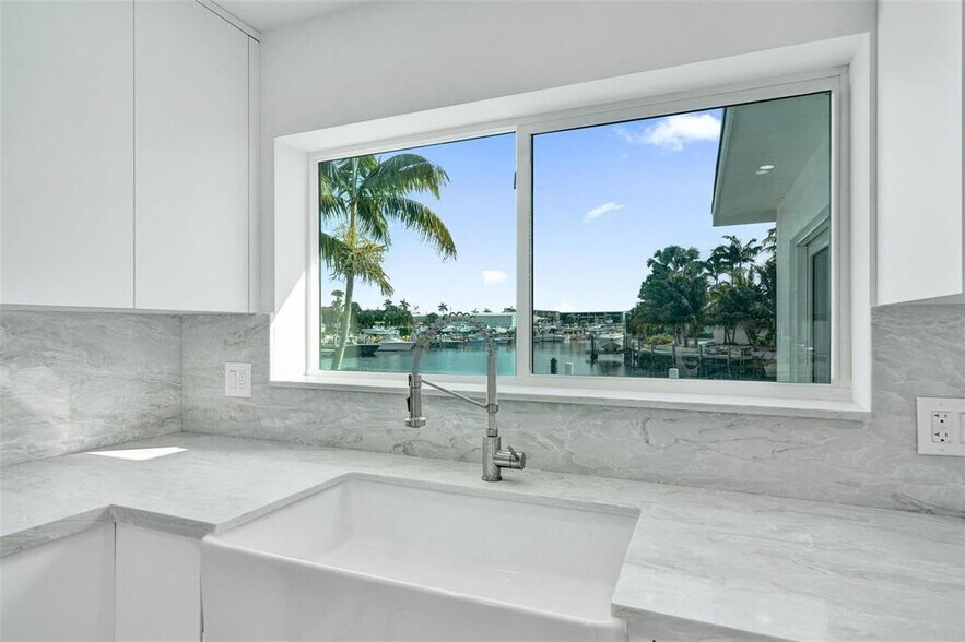 Building Photo - 1960 SE 5th Ct