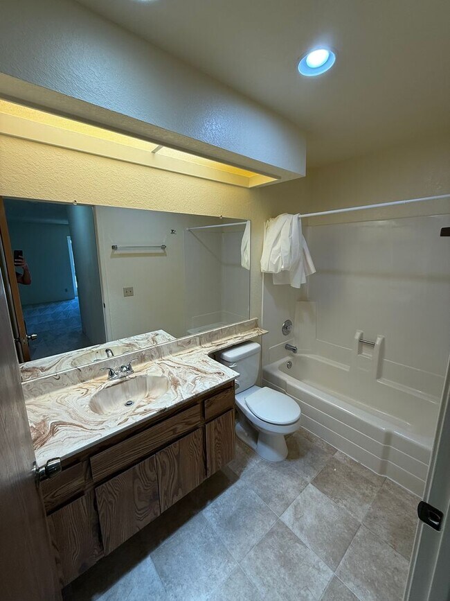 Building Photo - Spacious 1 Bedroom, 1 Bath Condo with Vaul...