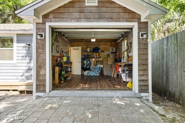 Building Photo - 206 Cabeza St