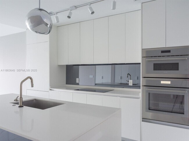 Building Photo - 700 NE 24th St