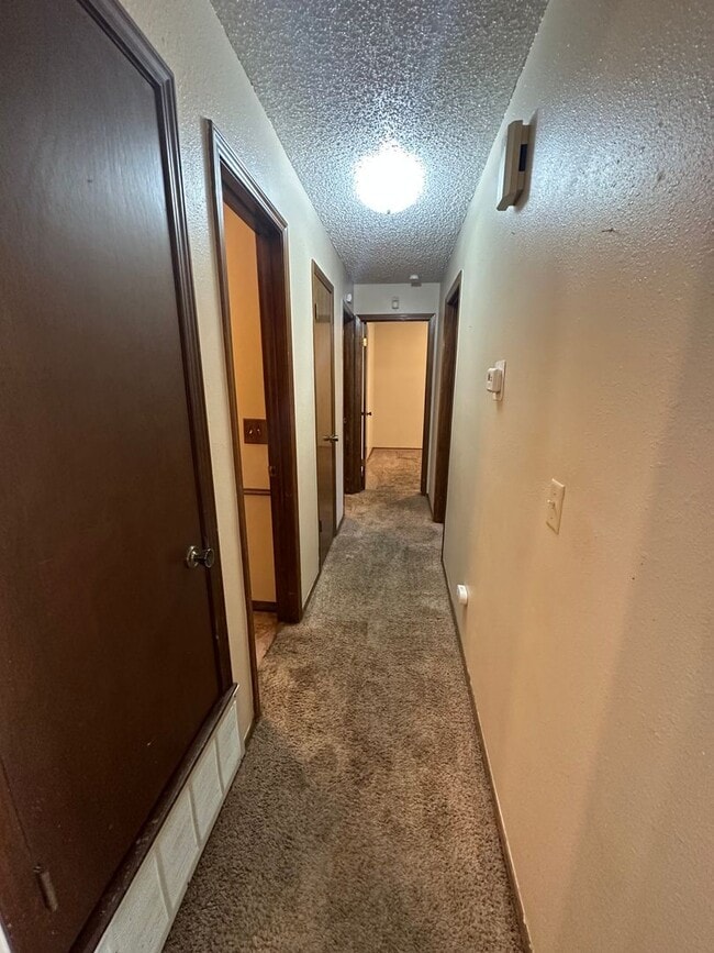 Building Photo - 3/2/2 Located of Washington and Hillside