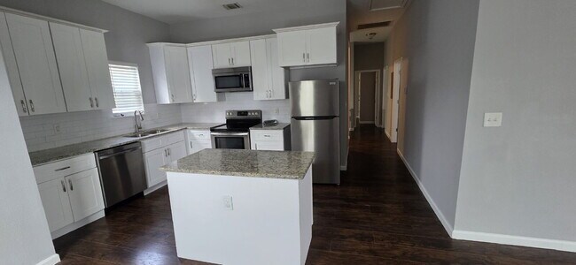 Building Photo - 3 bedroom and 2 bathrooms has newly renovated modern home in Southtown unit ready to move in! Mov...