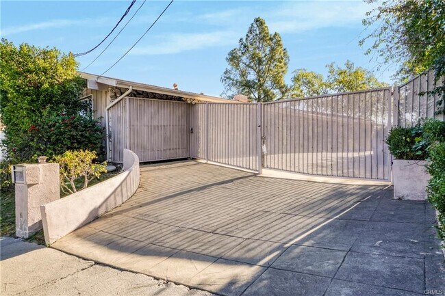 Building Photo - 16922 Oak View Dr