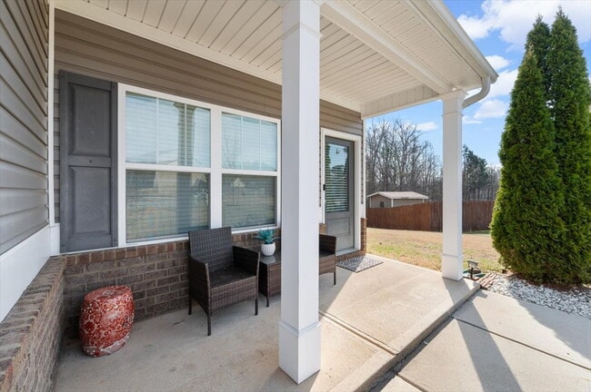 Building Photo - Furnished or Unfurnished spacious two story traditional conveniently located and ready now!