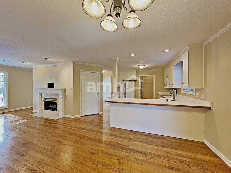 Building Photo - 403 Woodlands Dr