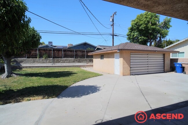 Building Photo - 3 Bedroom Home Near Compton Junior High in...