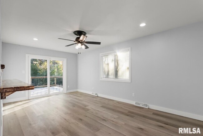 Building Photo - 1900 E Knox St