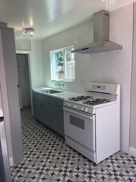 Building Photo - 4044 Huron Ave