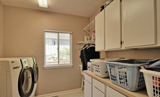 Building Photo - An Elegant impeccably maintained home with...
