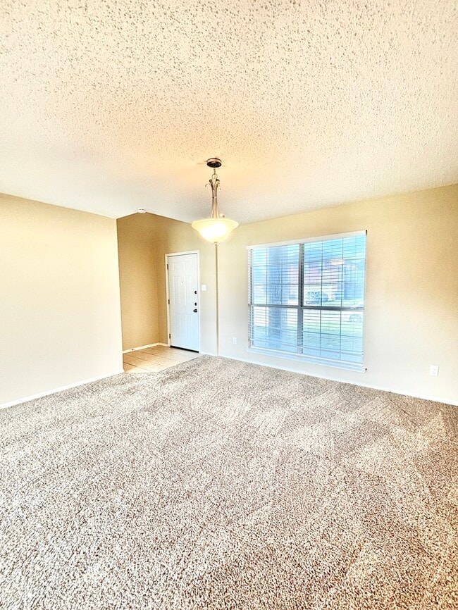 Building Photo - 319 Tioga Dr