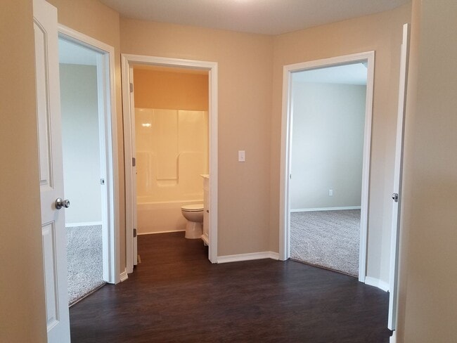 Building Photo - Large 4 Bedroom, 3 Bathroom!