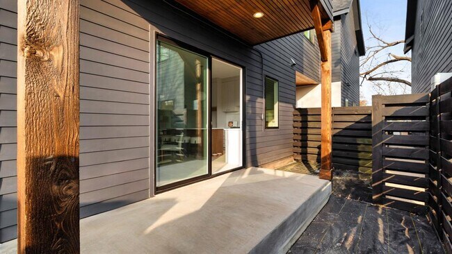 Building Photo - 4901 Gladeview Dr